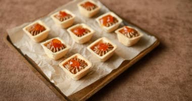 Тарталетка с паштетом из куриной печени и абрикосовым джемом - Фуршетное меню для детского праздника с доставкой в Находке