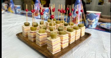 Канапе с беконом и маринованным огурцом - Фуршетное меню для детского праздника с доставкой в Находке, цена 150 руб.